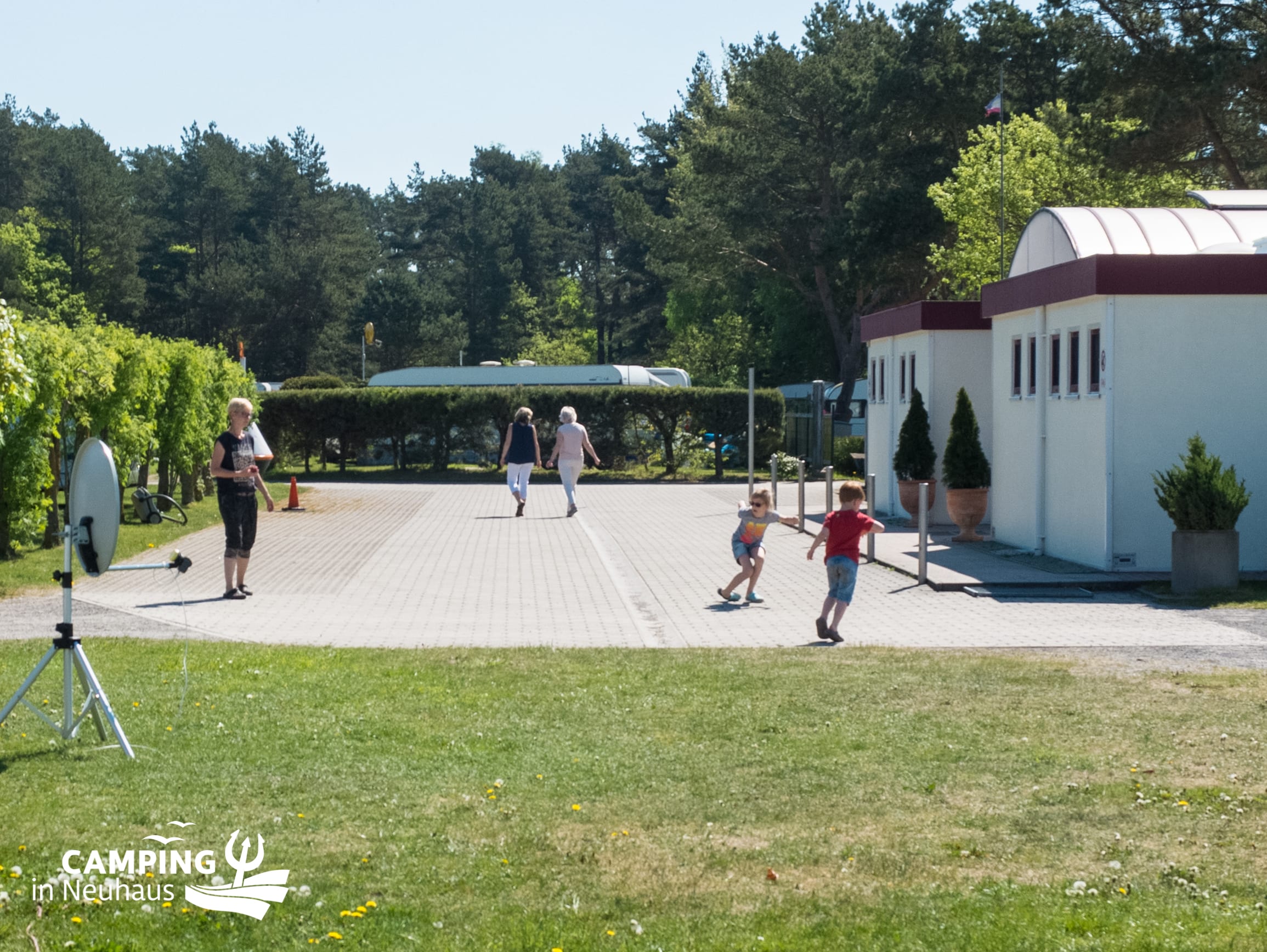 Spiel und Spaß vor dem Sanitärgebäude auf Camping in Neuhaus