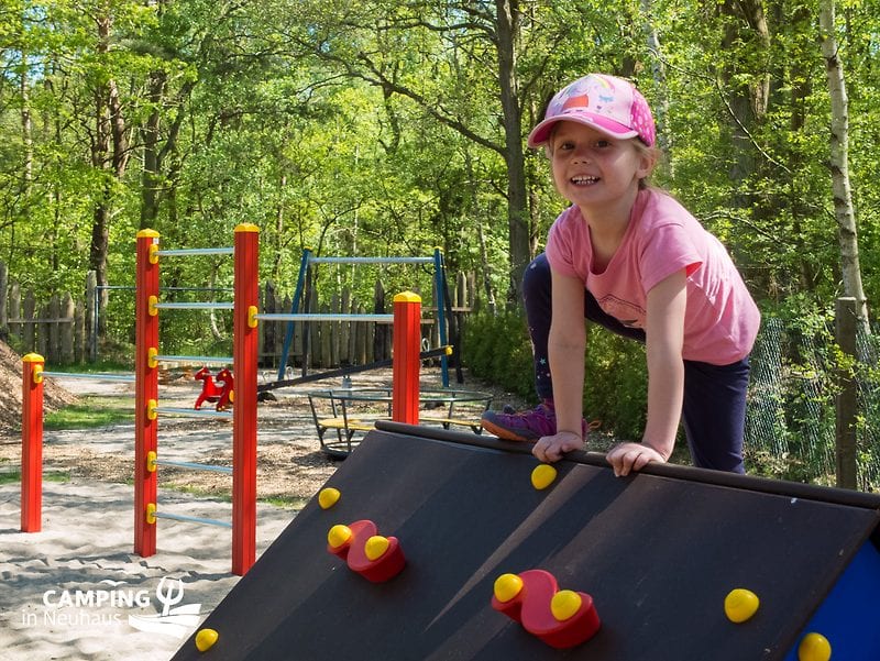 Auf dem Spielplatz von Camping in Neuhaus