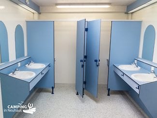 Waschkabinen und Waschplätze im Sanitärgebäude von Camping in Neuhaus